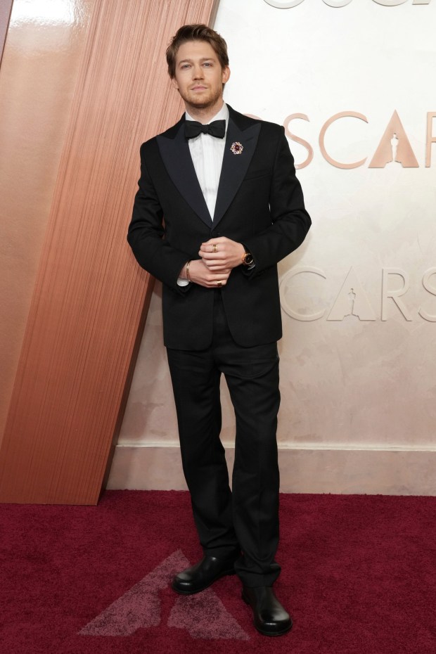 Joe Alwyn arrives at the Oscars
